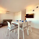 Terrace With Swimming Pool 펜션 바야사드리니아
